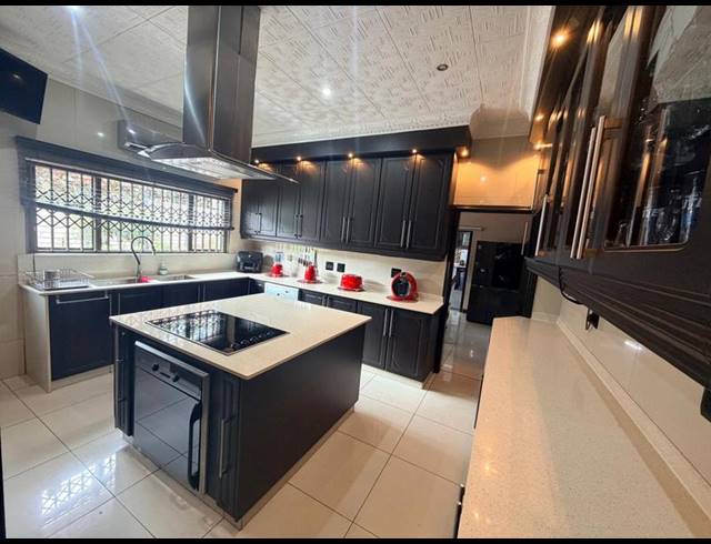6 BEDROOM HOUSE FOR SALE IN FREELAND PARK